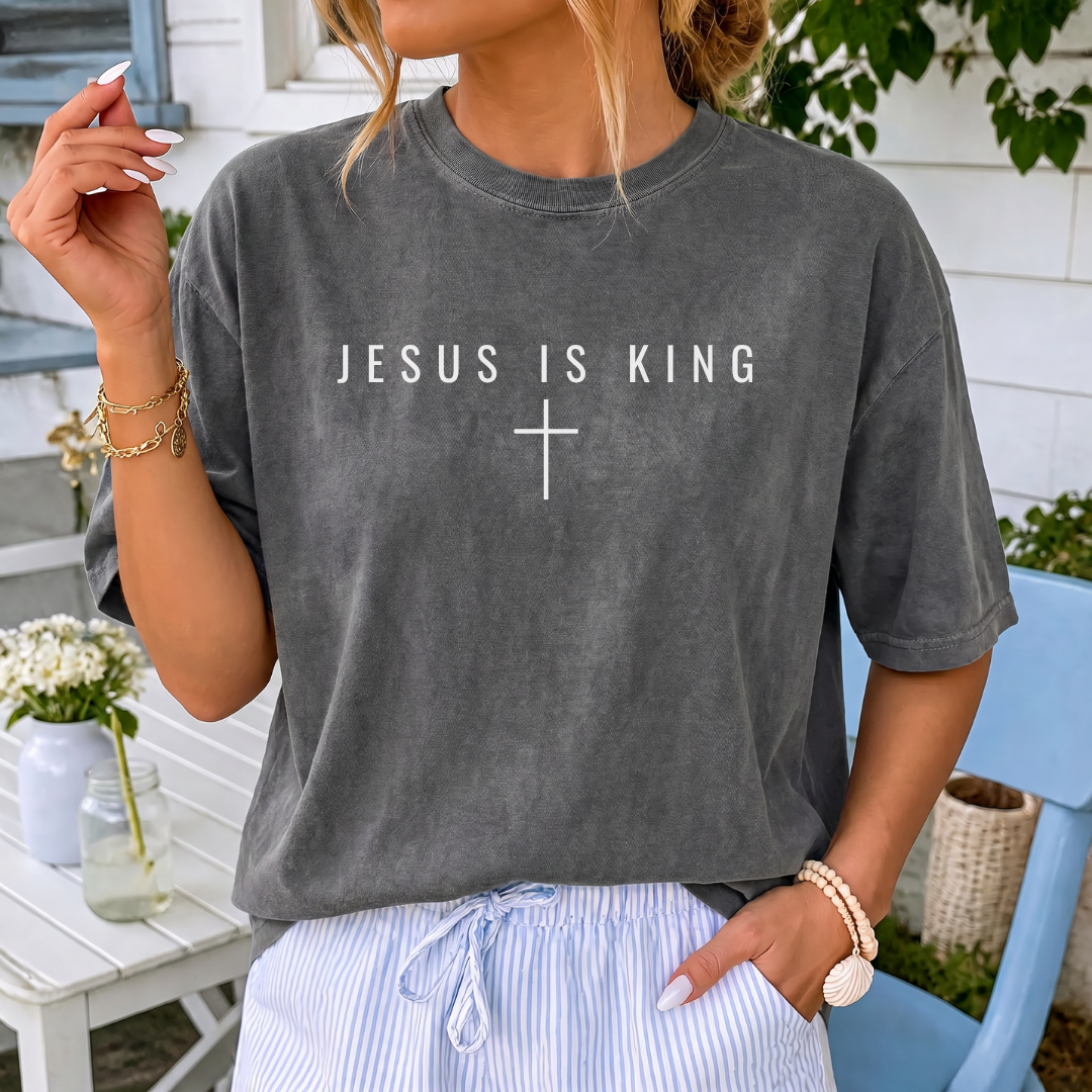 Jesus is King graphic t-shirt in pepper